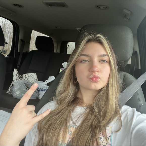 Meet your Posher, Ava - Picture 1 of 1